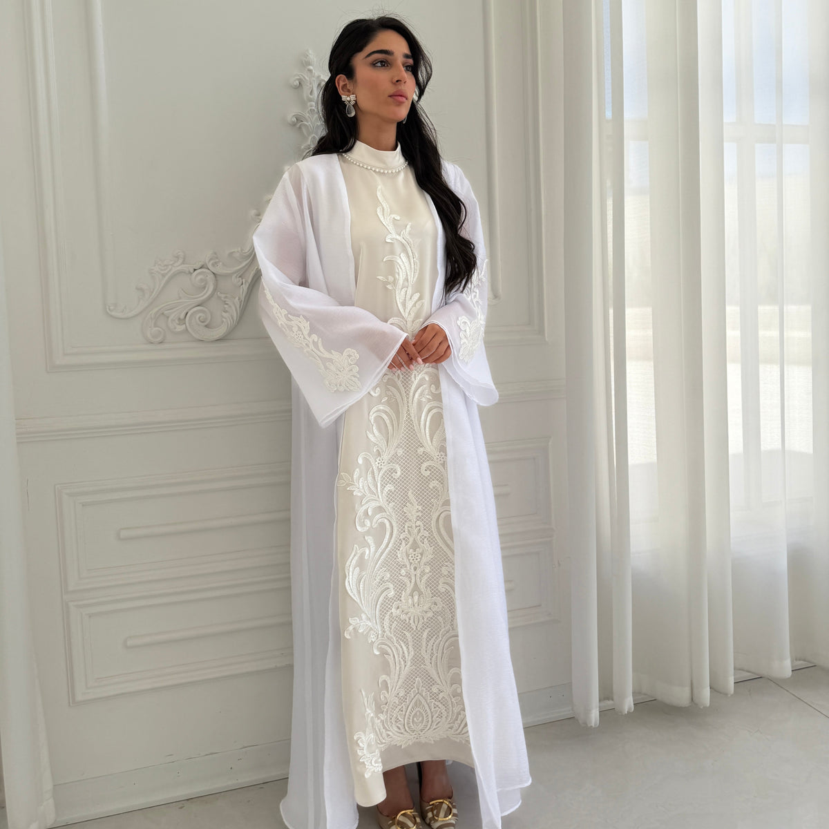 عباية ليدي ست باللون الأبيض من إف لاونج، تصميم ناعم بلون هادئ