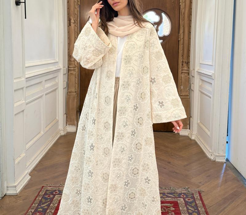 Discover the Luxury of the Paisley Abaya – A Cream Masterpiece by F.Lounge.Mena