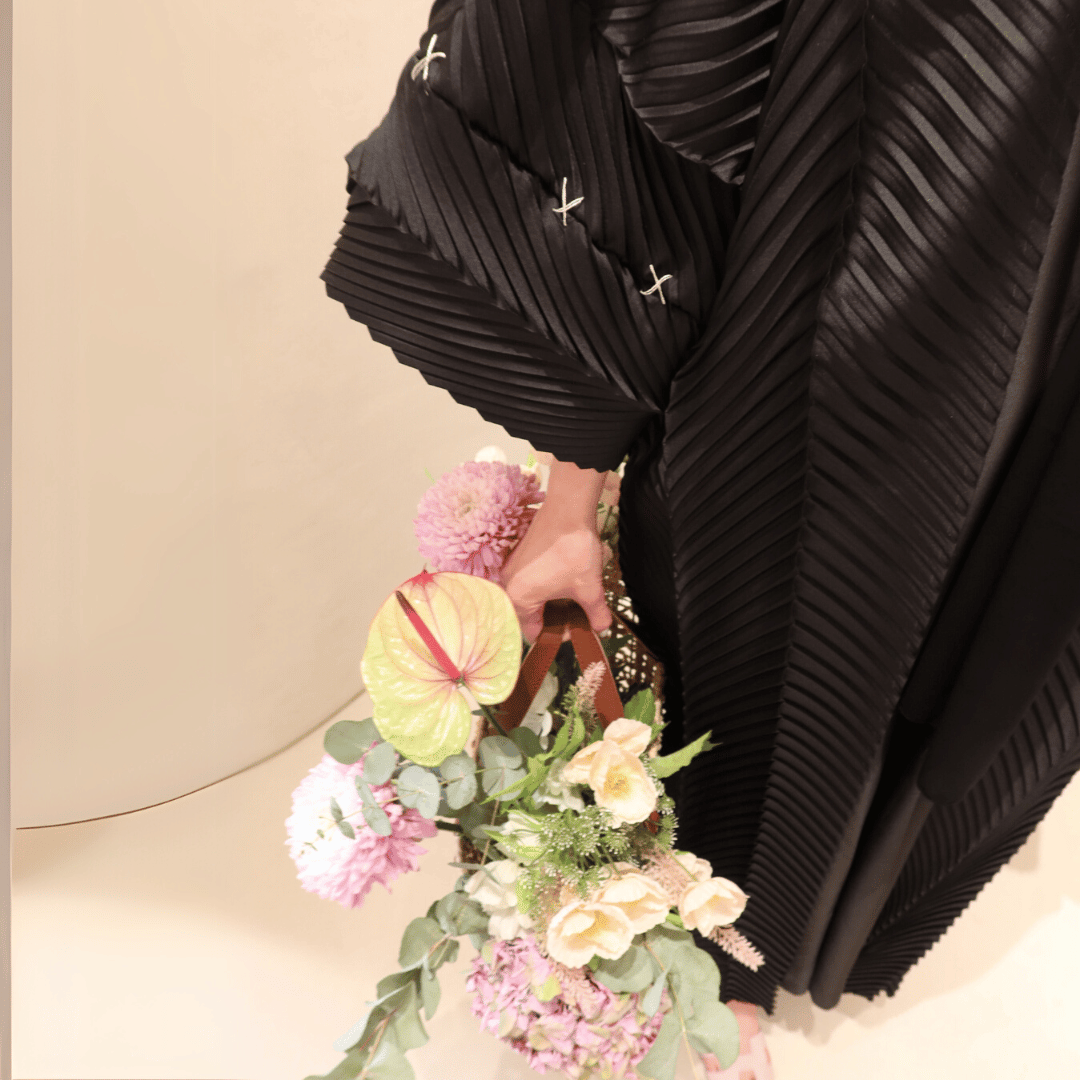 عباية لينير تافتة سوداء مكسّرة من إف لاونج دبي